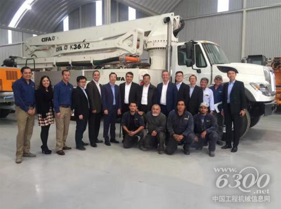 熊焰明与中联重科CIFA墨西哥公司员工合影