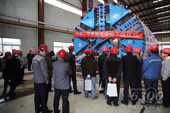 参观“中建二号”再制造盾构机设备