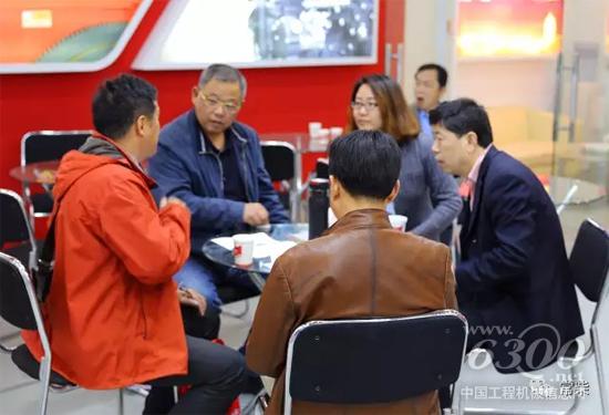 公司副总经理韦锦祥（右一）与客商交流