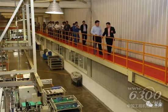 考察团一行参观常柴多缸机厂智能车间