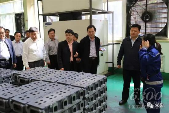 考察团一行参观常柴机加工厂试制车间