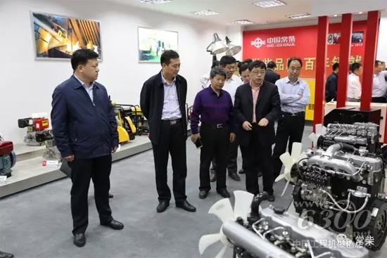考察团一行参观常柴产品陈列室