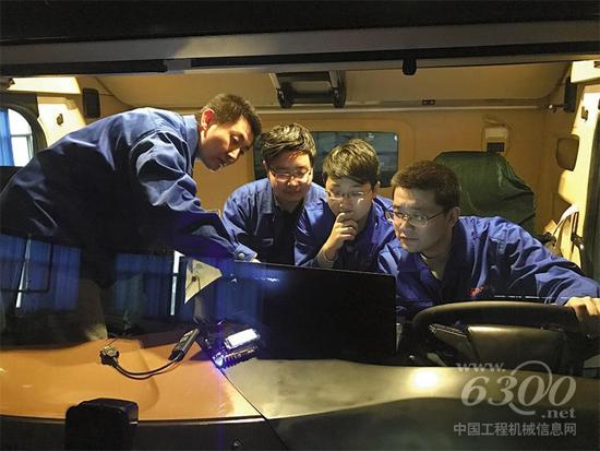 吴涛(左一)和他的团队