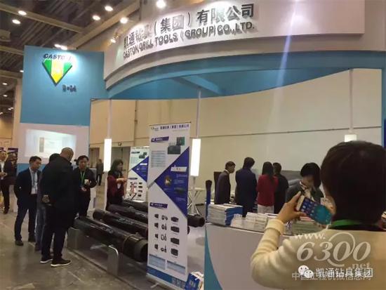 展台前人潮涌动