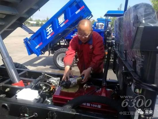 常柴驻福田五星服务人员姜平生正在现场服务