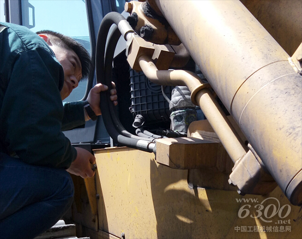 走访小组现场为用户检查设备