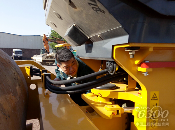 走访小组现场为用户检查设备