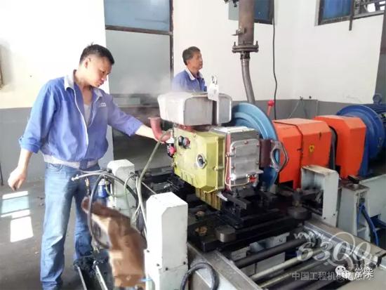 试车工在测试台架上进行热负荷试验操作