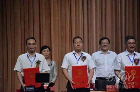 程永亮总经理代表公司上台领奖