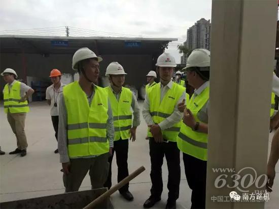 代表团参观南方路机试验场