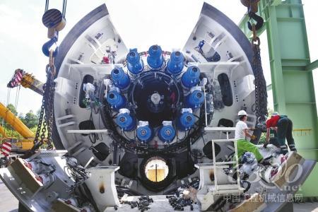 2017年5月26日，海瑞克成都公司厂区，工人们正在安装900吨盾构机。