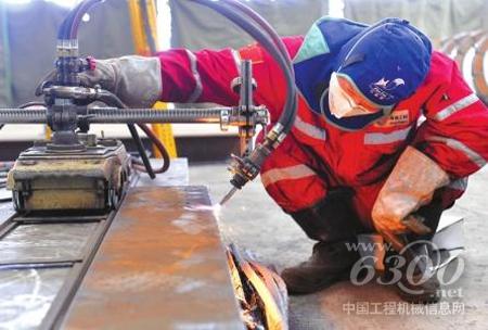 工人在焊接盾构机设备