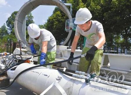 工人们正在安装盾构机辅助设备