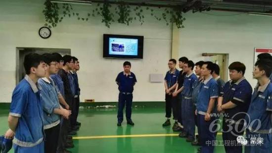 机加工厂试制车间班前会传达安全月活动要求