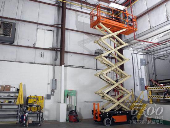 图为JLG首台13.97米高的剪式高空作业平台4045R,该机型宽度仅为1.14米,紧凑的机身设计在业界同等作业高度的机型中首屈一指