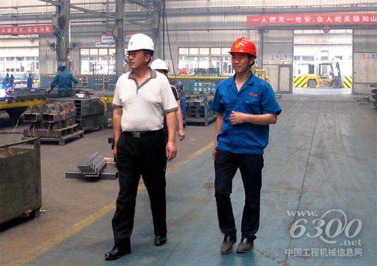 来到生产现场，查看高温下一线职工的工作条件和安全保护措施