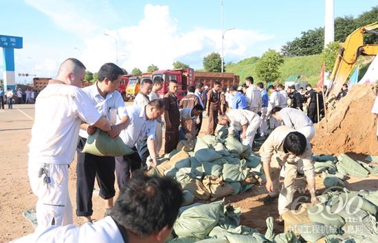奋战在救援现场