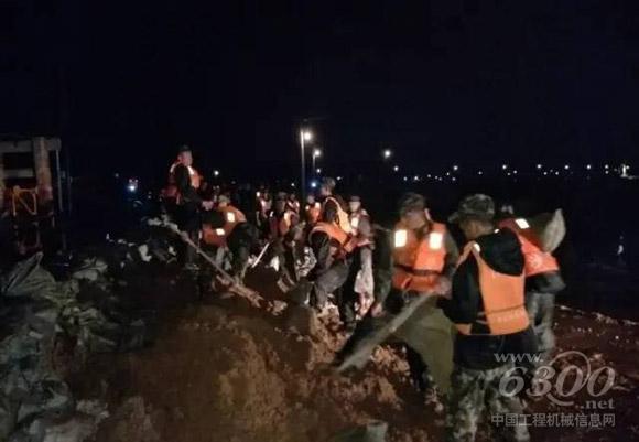 上汽<a href=//product.d1cm.com/brand/sih/ target=_blank>红岩</a>重卡奋勇抵御“洪水猛兽”