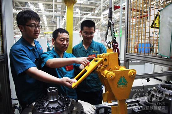 中国重汽集团济南桥箱公司车间作业