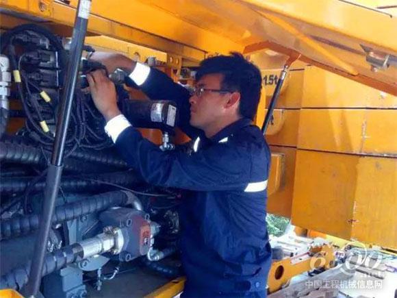 工作时的小欧非常认真,根本顾不了外面的天气是热是冷