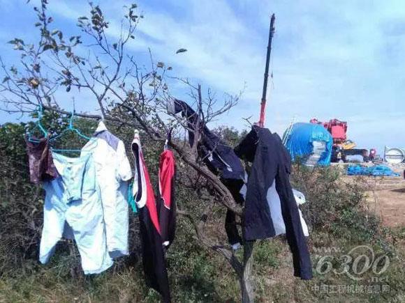 小欧常年出差,有时候衣服在宾馆洗了没法干,他就拿到工地去晒