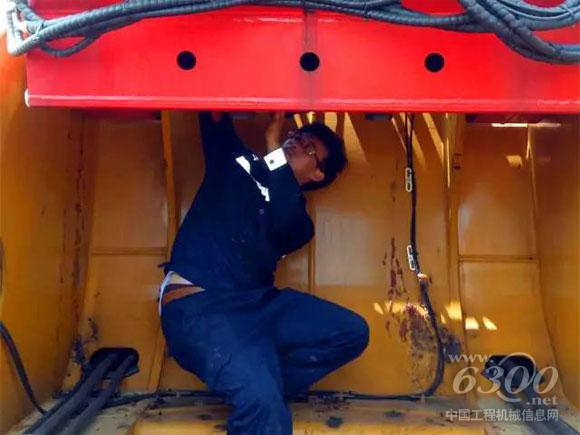 小欧经常一身泥、一身汗,工作服一年都要磨损很多套