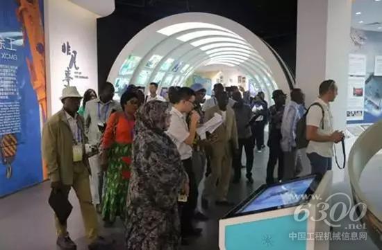 发展中国家基础设施建设规划访华团参观徐工集团展厅