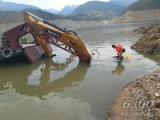 等待救援的挖掘机