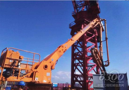中联重科HG20G横折臂布料机身居泵送高层与地面上的泵王“打配合”