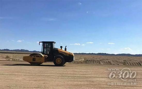 施工中的三一压路机