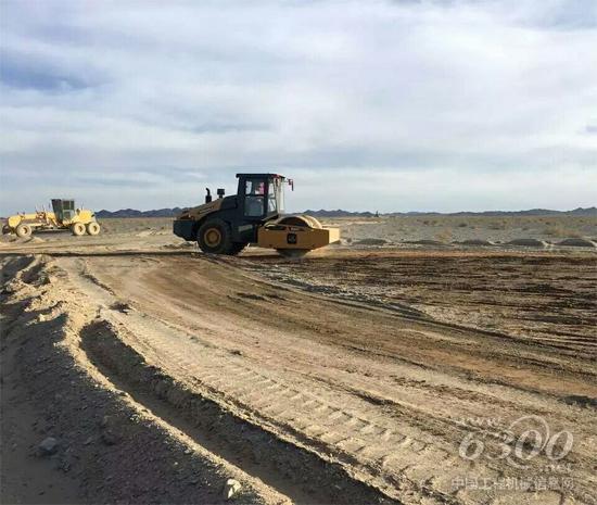 三一SSR220AC-8压路机参与新疆道路建设