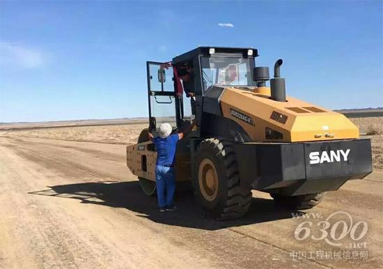 岳文聪果断买下三一SSR220AC-8压路机