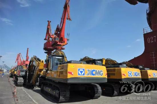 徐工大吨位挖掘机批量出口中东