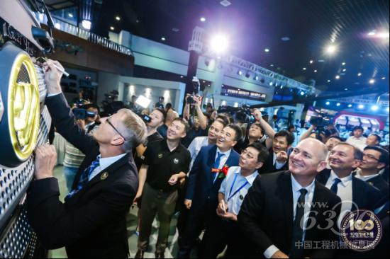现场与会嘉宾在欧曼第1万辆EST超级卡车签名留念