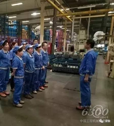 多缸机厂清装甲班利用班前会通报环保信息