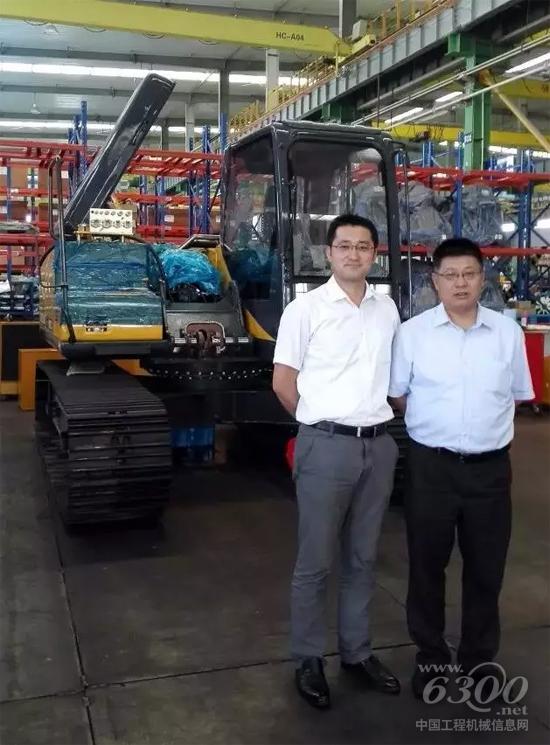 李宏宝秘书长参观泰信小旋挖生产现场