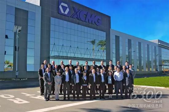 吴江龙副总裁和巴西员工合影留念