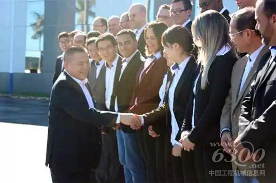 吴江龙副总裁亲切地和中巴员工握手、问候