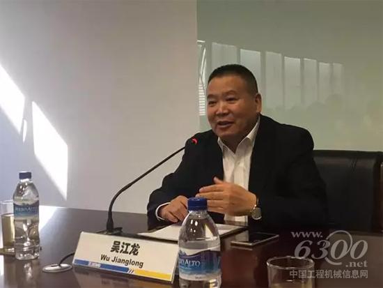 吴总鼓励徐工巴西全体干部员工扎根巴西,承担起徐工国际化的重要支点作用