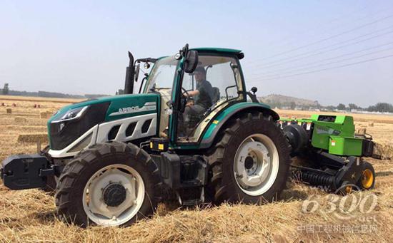 雷沃打捆机正在进行打捆作业