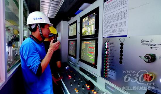 工作人员在TBM操控室内操作