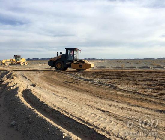 三一SSR220AC-8压路机“轻松应对”新疆的复杂地质