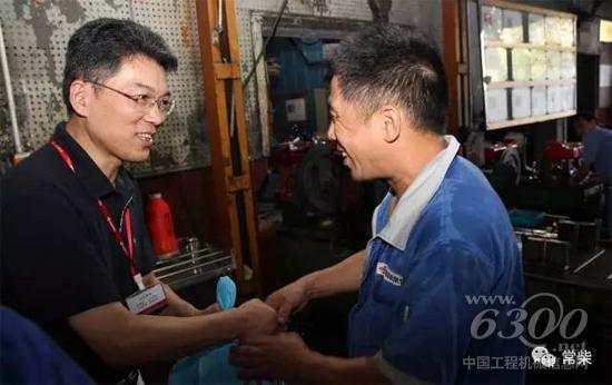 何建光副董事长向单缸机（机组）厂员工送上慰问品