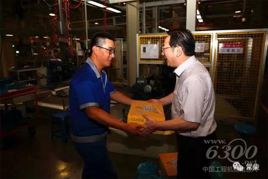 史新昆董事长向多缸机厂员工送上慰问品