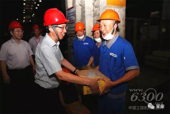 石建春书记向铸造厂员工送上慰问品