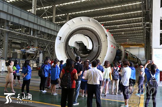 参观盾构机设备