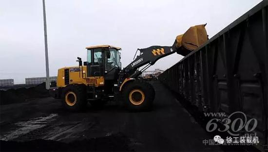 苍穹之下,徐工V系列装载机高擎金臂,助力铁路货运