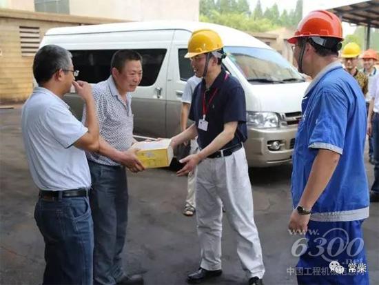 何建光副董事长向子公司一线员工送上慰问品