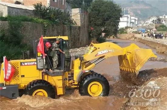 徐工装载机向建军90周年献礼!