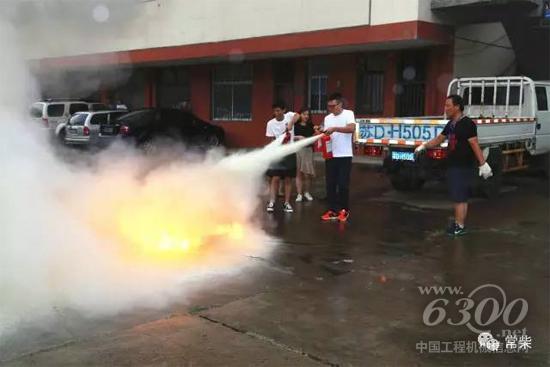 组织大学毕业生进行消防演练